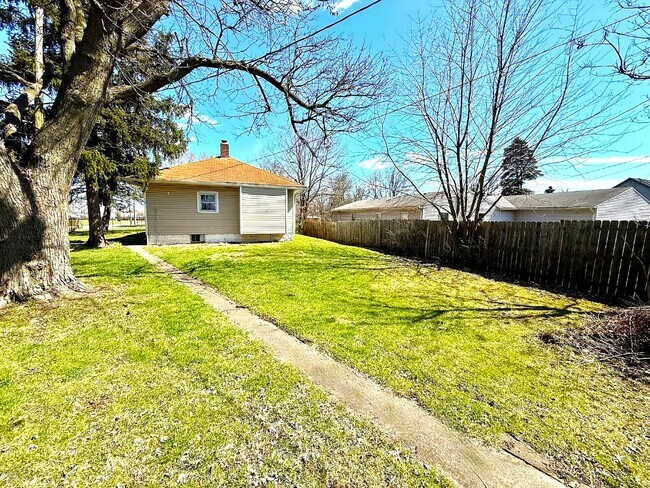 Building Photo - 1302 Lindley Ave