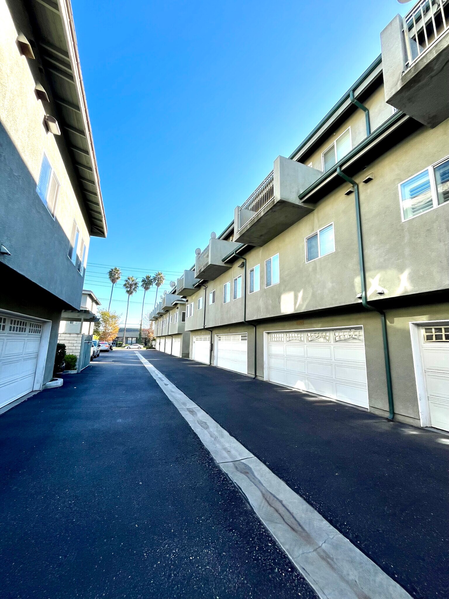garages - 16619 Yukon Ave