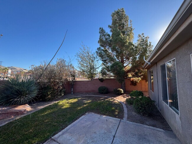 Building Photo - Nice home in Painted Desert! PET FRIENDLY!!