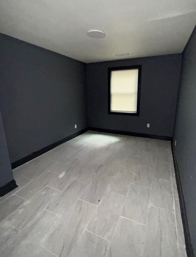 Building Photo - Fully Renovated 4BR Home in Highland Heights – Section 8 Welcome!