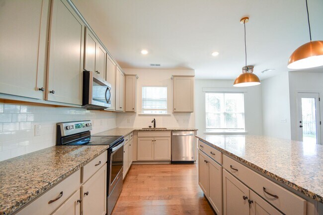 Building Photo - Beautiful 3 Bedroom + Flex Room in Gated Community of Mimosa Bay