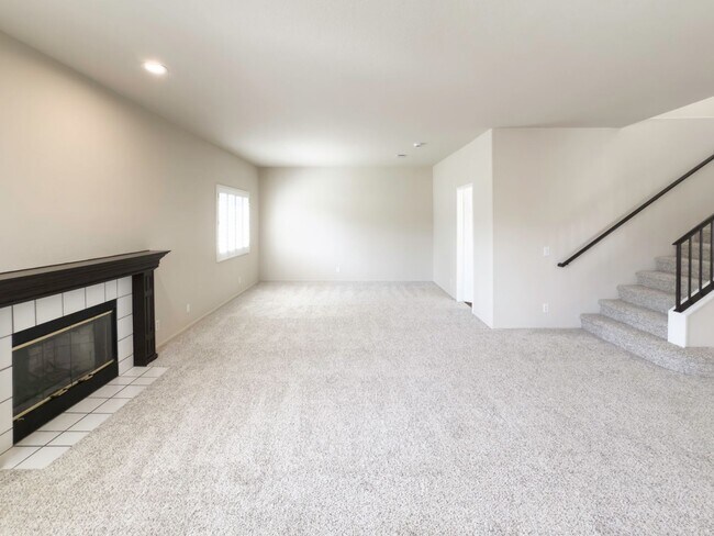 Building Photo - RARE 6 BEDROOM HOME FOR RENT IN OPTIMUM LO...