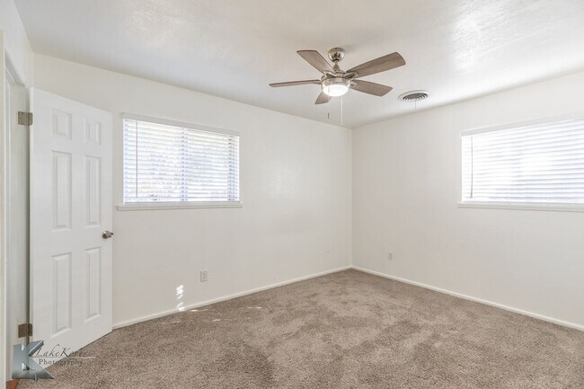 Building Photo - 3 bed, 1.5 bath, XL living room, XL garage...