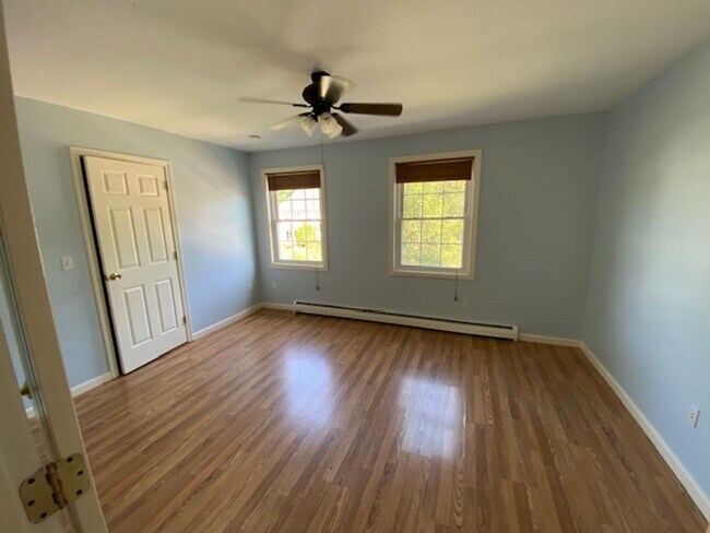 Building Photo - 4BD/1.5BA S. Burlington Townhome