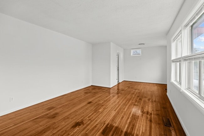 Building Photo - Charming 3 Bedroom, 2 Bathroom house