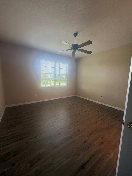 Building Photo - 1561 SE Hampshire Way