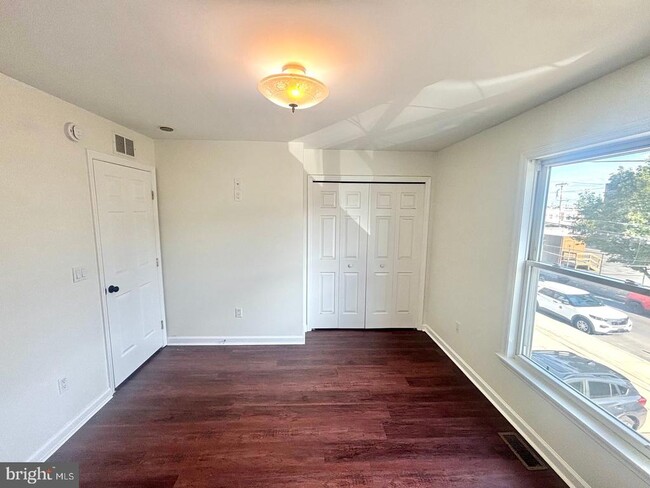 Building Photo - 3576 Edgemont St