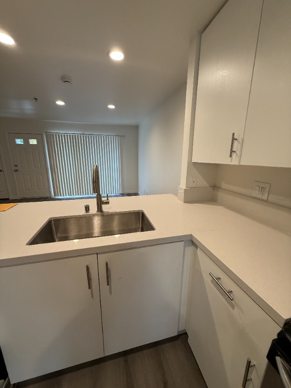 Building Photo - 725 W Fletcher Ave