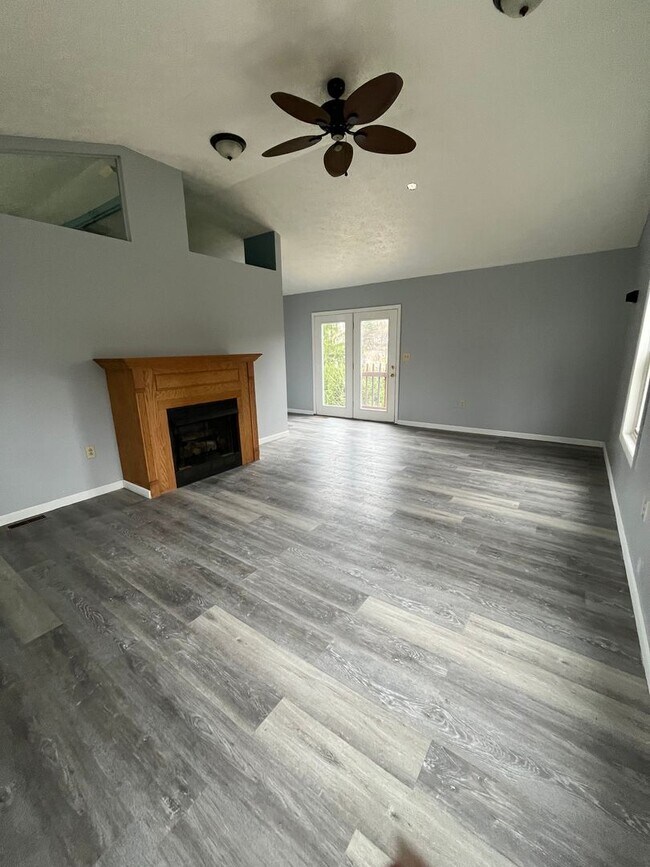 Building Photo - 5 bedroom available in the West Jefferson Hills School district!