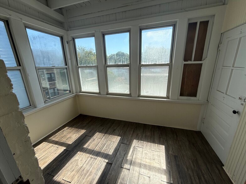 Sunroom - 1311 W Cornelia Ave