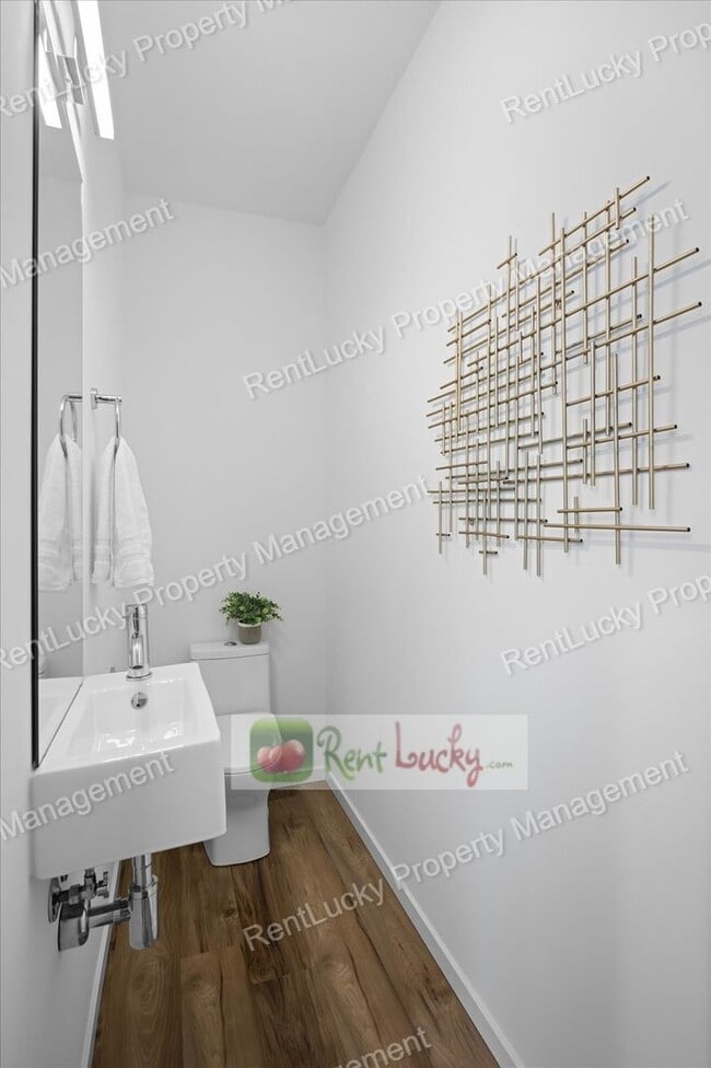 Building Photo - Like-New 2-Bedroom Townhome in Seattle w/R...