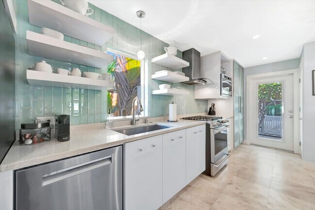 Building Photo - 3002 Pass a Grille Way