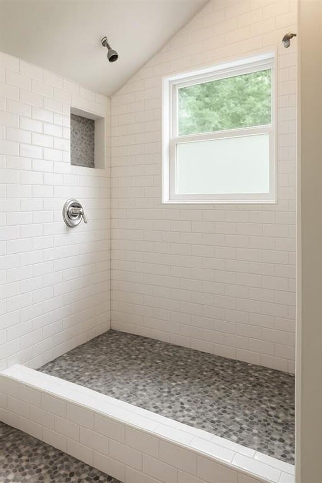 Building Photo - Charming Studio Apartment in Triplex Near UT
