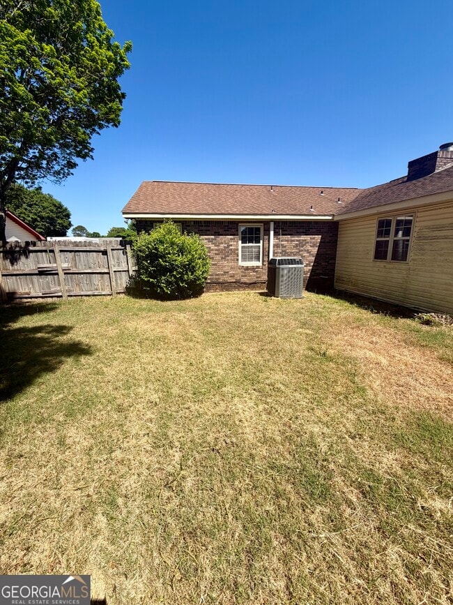 Building Photo - 131 Foxwood Cir