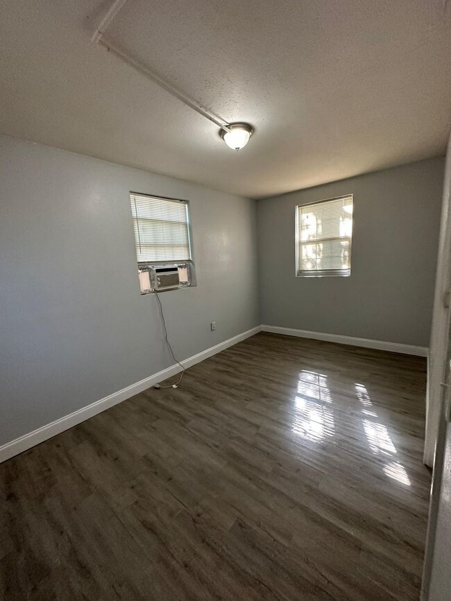 Building Photo - Fully Renovated 2/1-Single Family  Available for Immediate Rent!