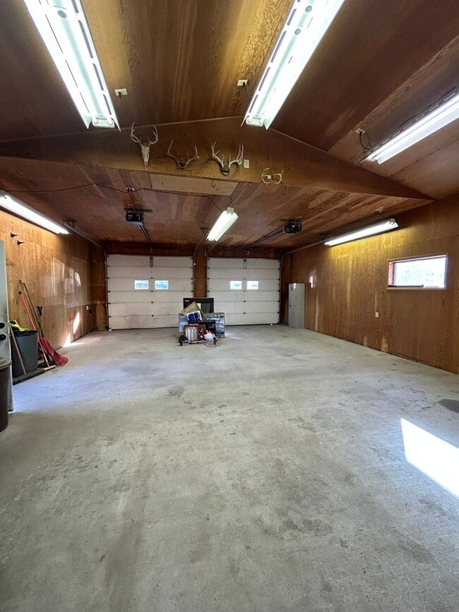 Building Photo - Charming 3 Bedroom Home with Large Heated ...