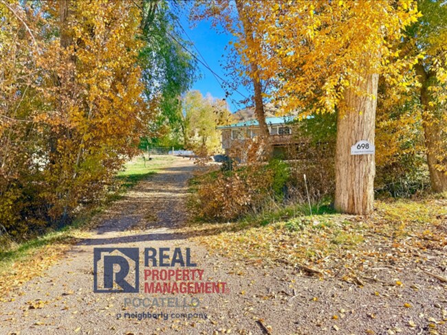 Building Photo - Beautiful 5 bed 2 bath country living - 5+...