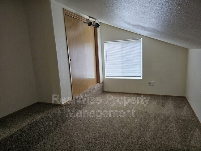 Building Photo - 6101 NE 44th Cir