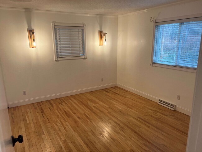 Building Photo - 10571 Center Rd