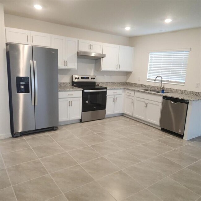 Building Photo - 37410 MacKenzie Dr