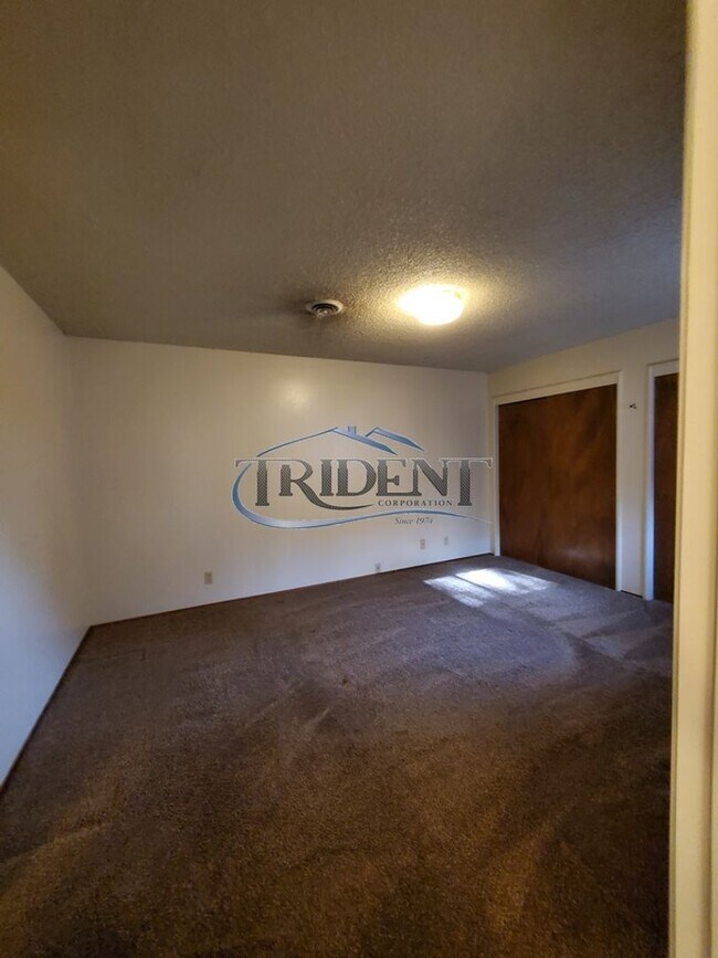 Building Photo - 231 E 18th St