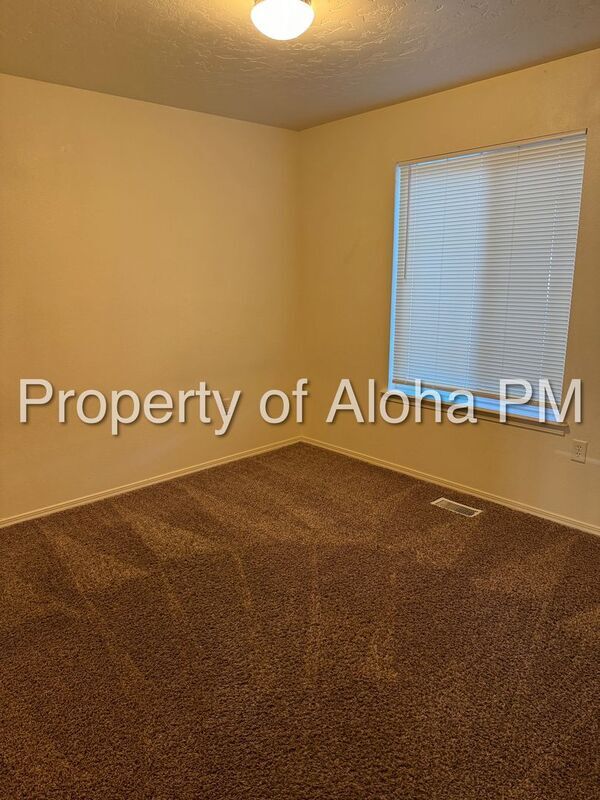 Building Photo - 1071 W Pine Ave