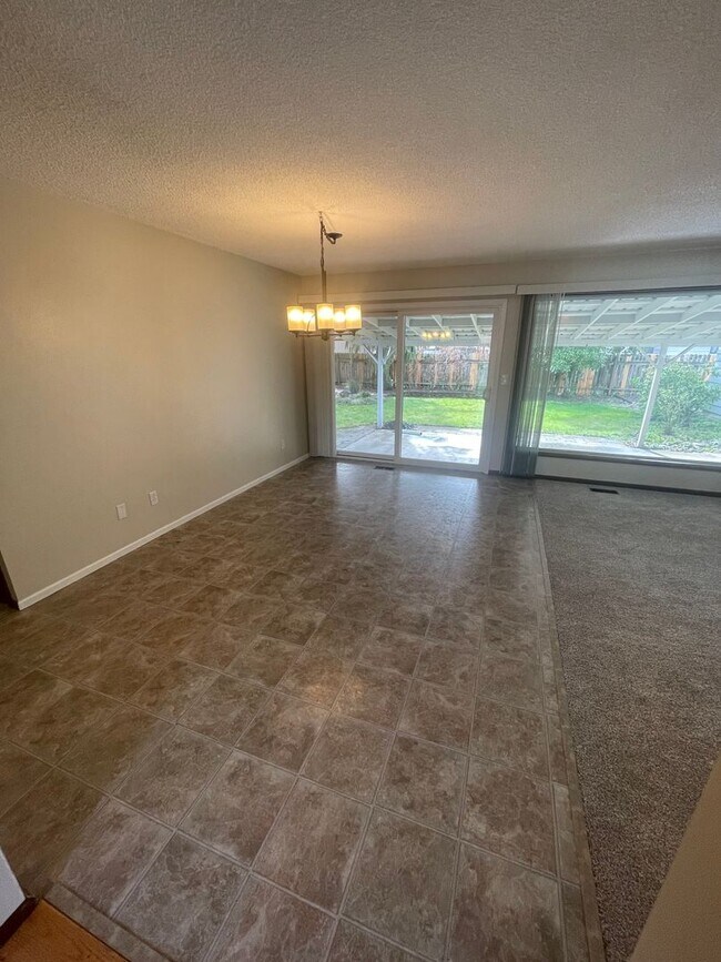 Building Photo - Amazing Freshly Updated Four Bedroom Two Bath Home In Amazing Lebanon Location!