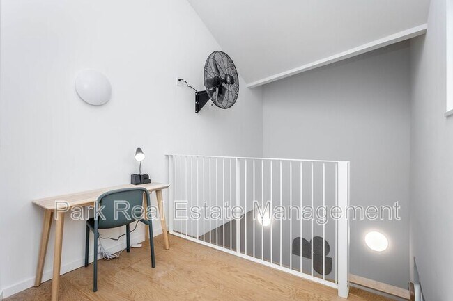 Building Photo - 323 S East St