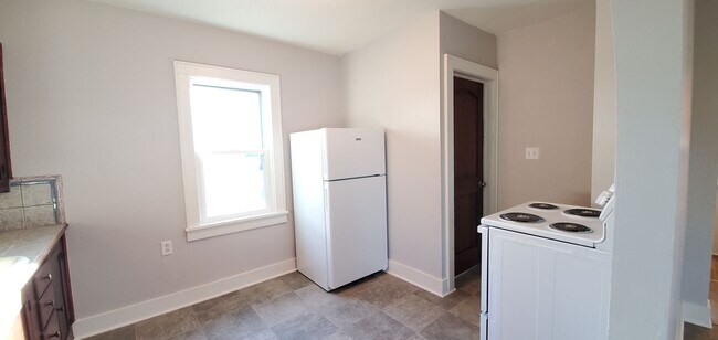 Building Photo - Cute 2 Bedroom 1 Bath Home