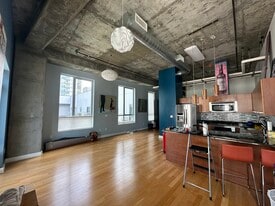 Building Photo - 645 W 9th St