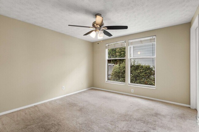 Building Photo - Great Location 2nd Floor Condo