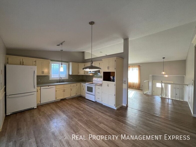 Primary Photo - Charming 4 bed 2 Bath Home!