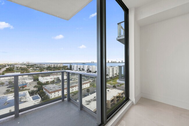 Building Photo - 220 Lake Shore Dr