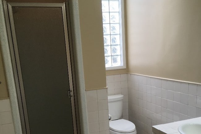 Master Bath - 844 N Laurel Ave