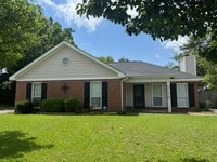 Building Photo - Milbrook Home with Pool!