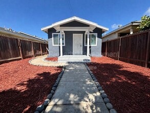 Building Photo - 1427 Hoover Ave
