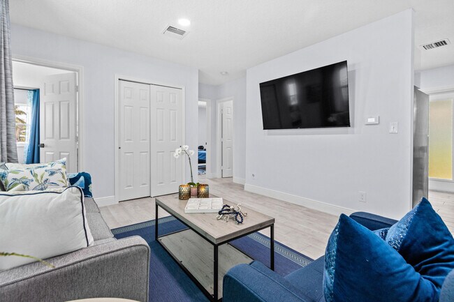 Building Photo - 711 S Ocean Dr