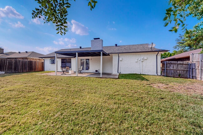 Building Photo - 2116 Northmoor Dr