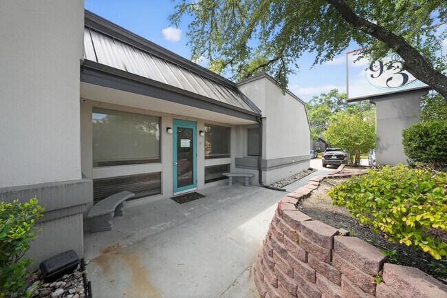 Building Photo - 935 La Posada Dr