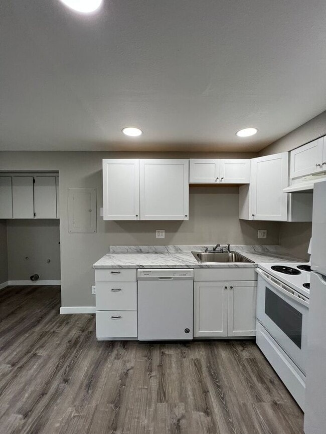 Building Photo - Updated 2BD/1BA Townhome- Move-In Ready Just in Time for Summer!