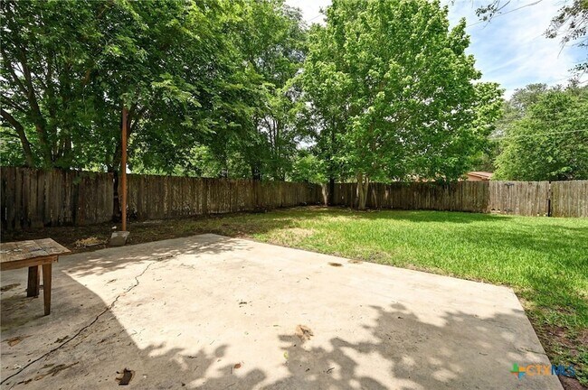 Building Photo - 201 Hillcrest Dr