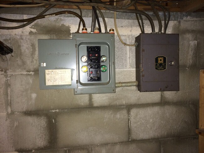 Building Photo - 2716 Wood Dr NE