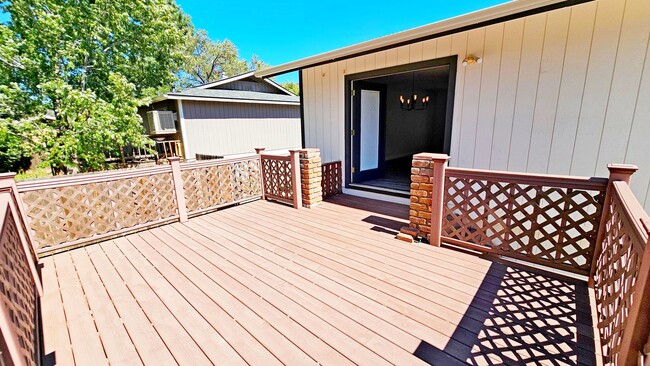 Building Photo - Beautiful 3 Bed, 2 Bath with a Bonus Room and Large Yard!