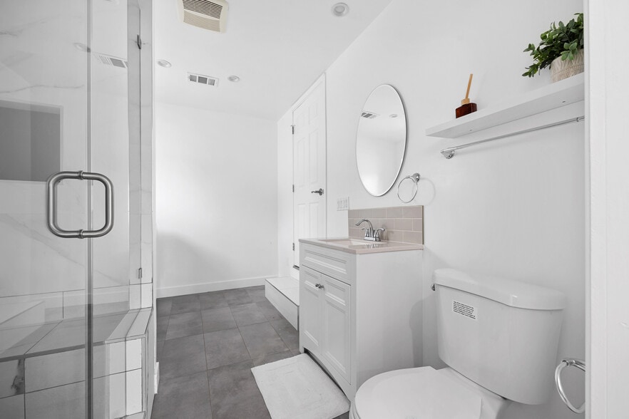 Building Photo - 18015 Collins St