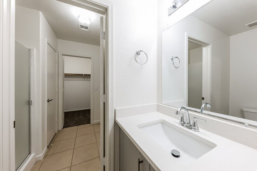 Building Photo - 11814 W Poinsettia Dr