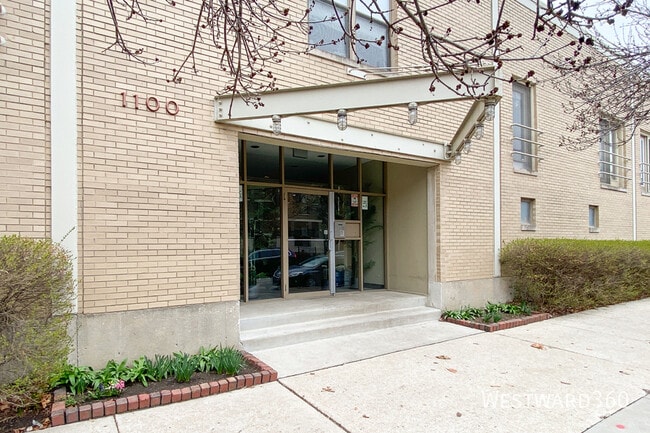 Primary Photo - 1100 W Cornelia Ave