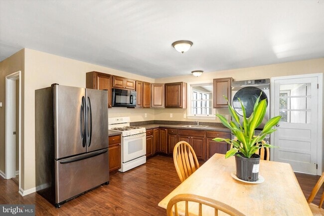 Building Photo - 45 Scattergood Ave