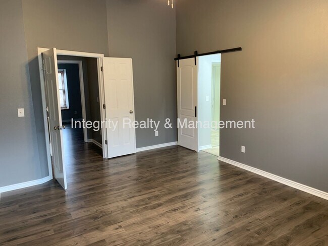 Building Photo - 7565 S Cove Cir