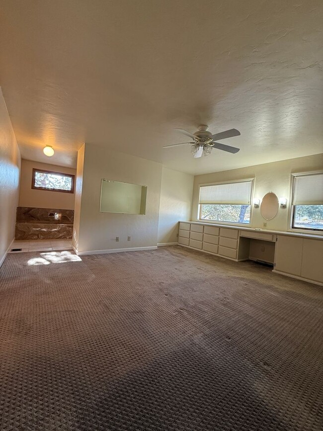 Building Photo - 3 bedroom, 3 bathroom home located in the ...