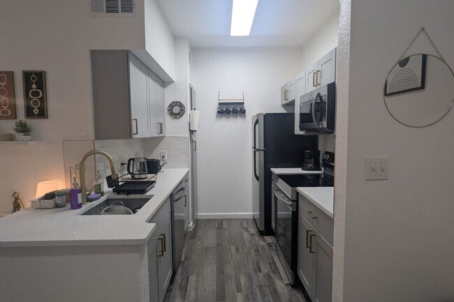 Building Photo - 2929 Kings Rd